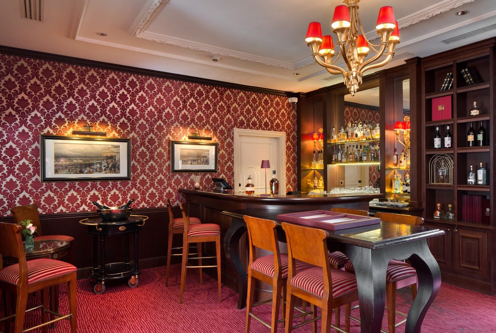 Auberge du Jeu de Paume, at the table