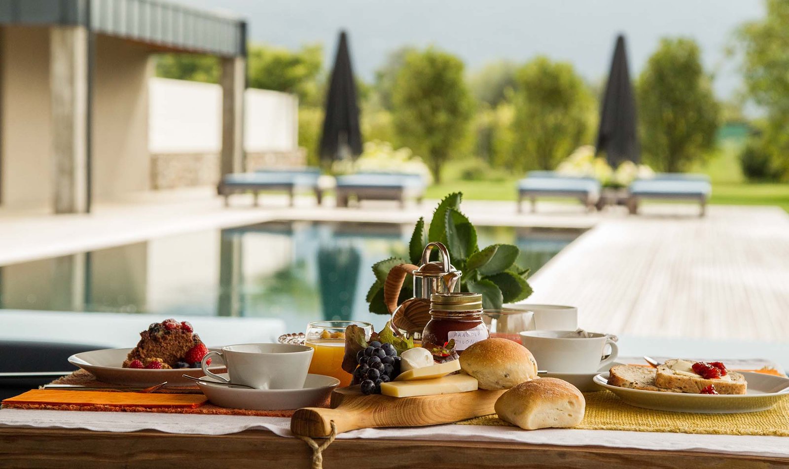 Vivere Suites and Rooms, at the table