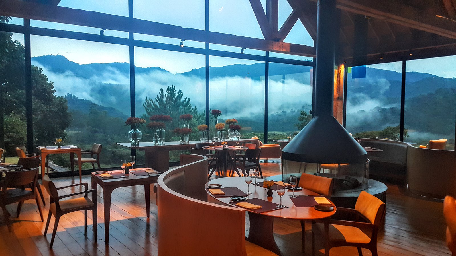 Botanique Hotel Experience, at the table