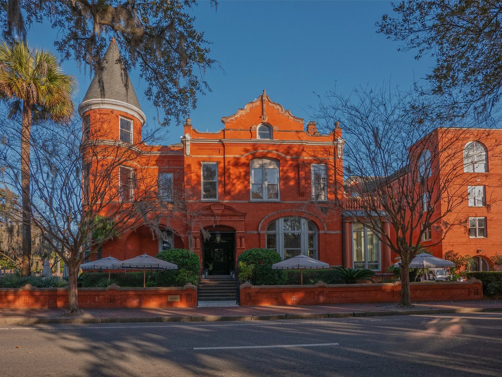 Hotel Bardo Savannah, backstory