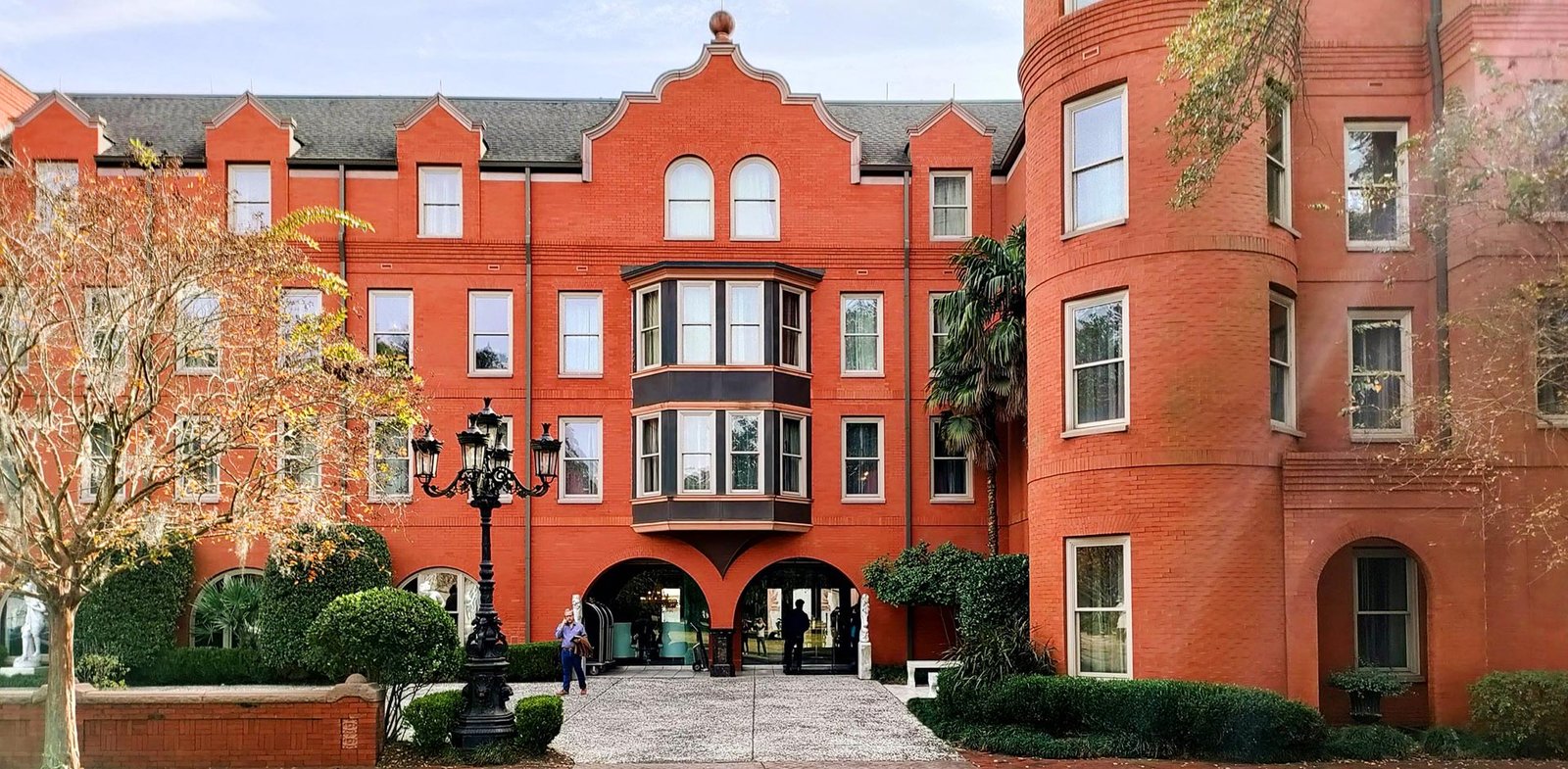 Hotel Bardo Savannah, backstory