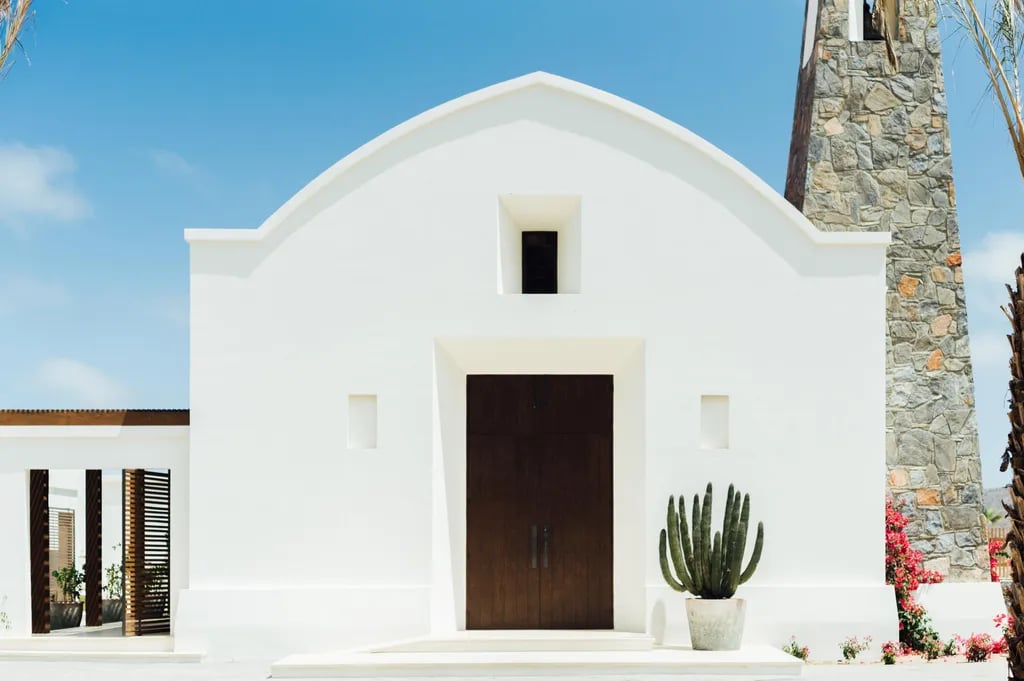 Hotel San Cristóbal, backstory