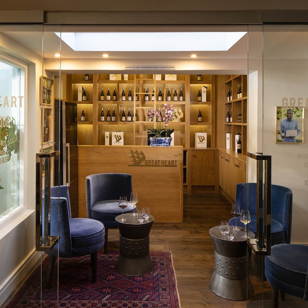 Leeu House, at the table
