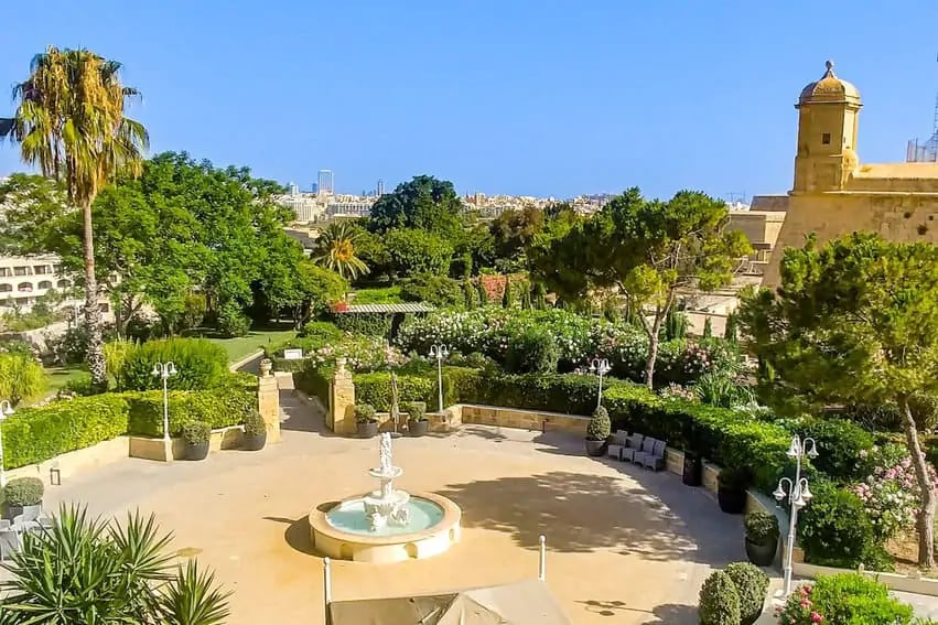 The Phoenicia Malta, vibe