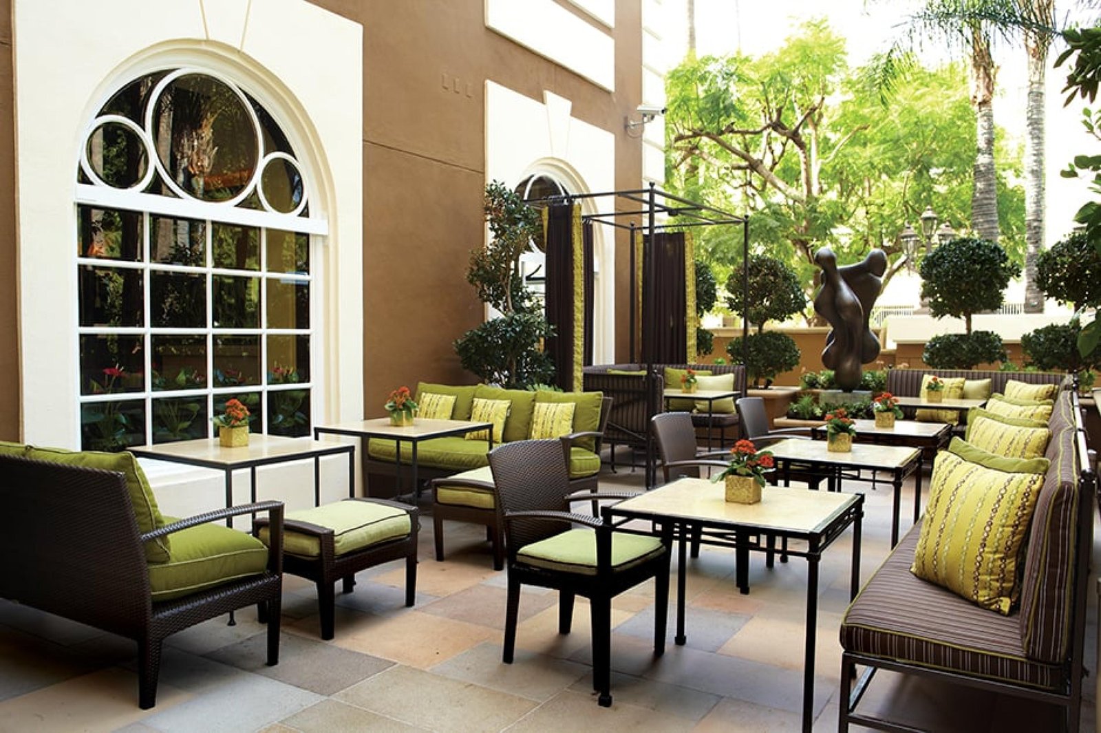 Four Seasons Hotel Los Angeles at Beverly Hills — vibe