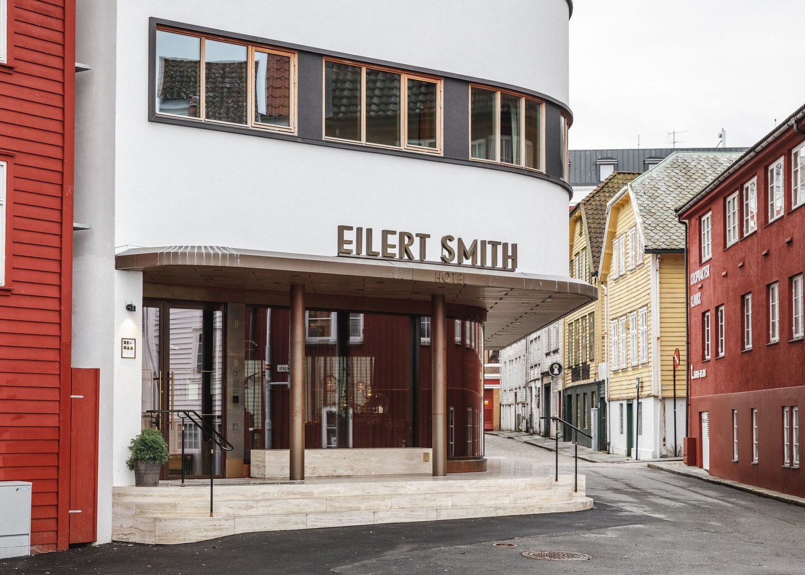 Eilert Smith Hotel, backstory