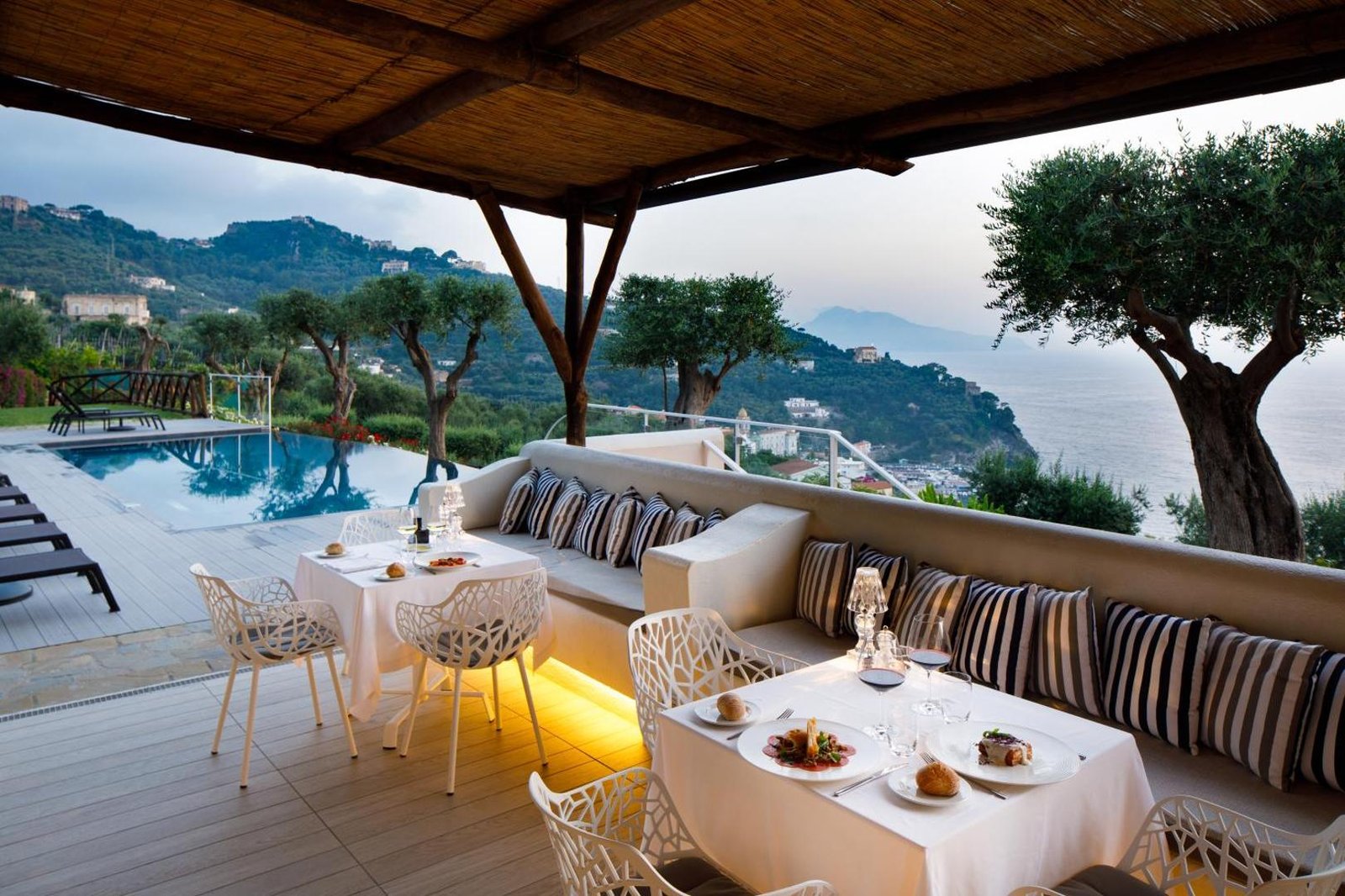 Art Hotel Villa Fiorella, at the table