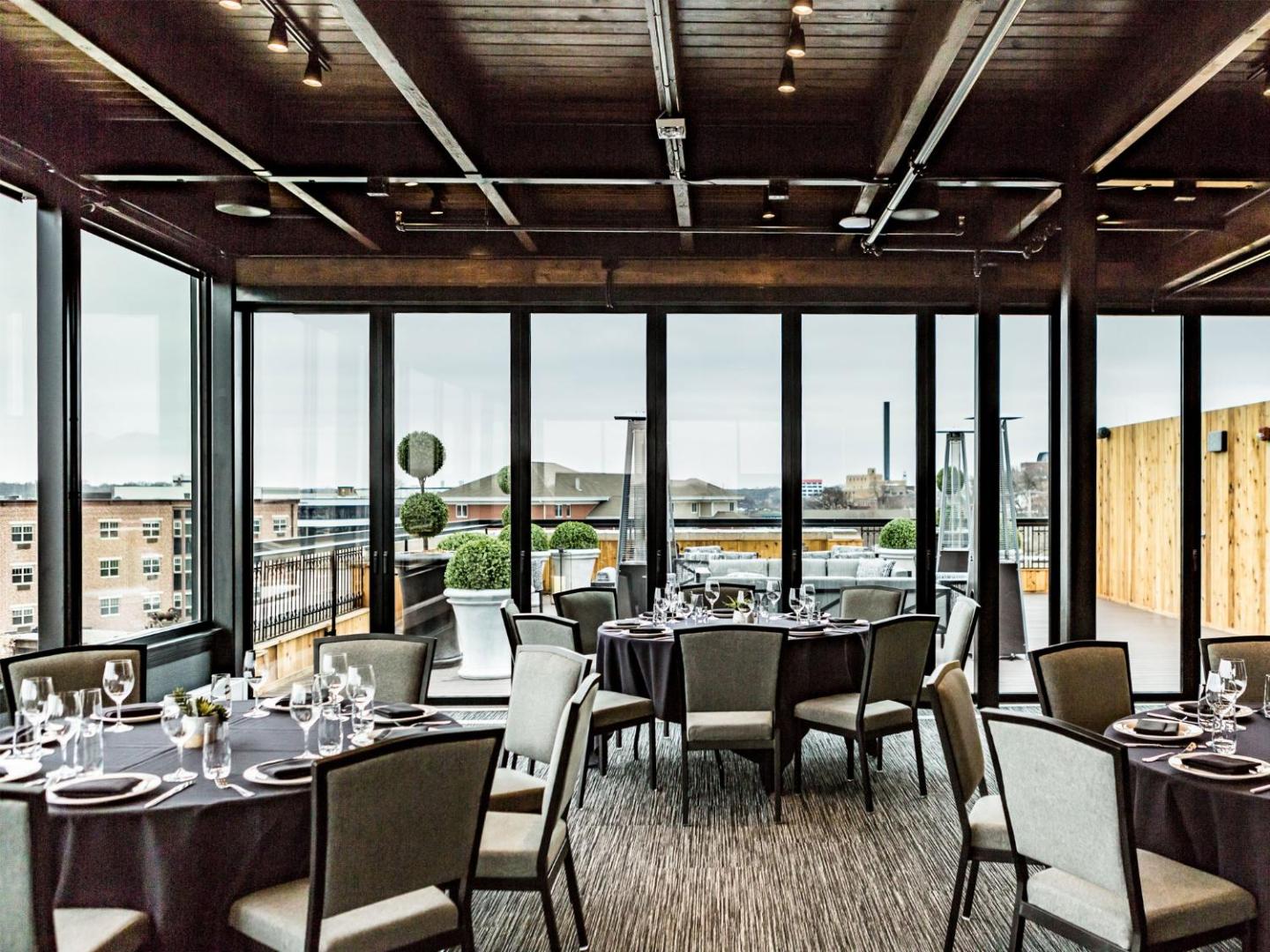 Hotel Goodwin, at the table