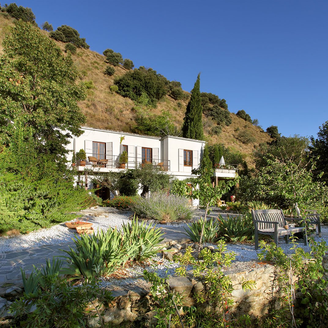 Hotel La Almunia del Valle, backstory