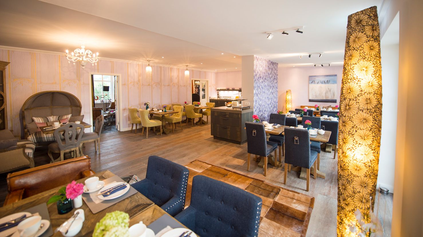 Hotel Hof Galerie, breakfast room & courtyard terrace