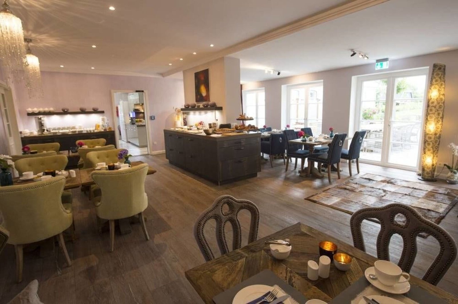 Hotel Hof Galerie, breakfast room & courtyard terrace