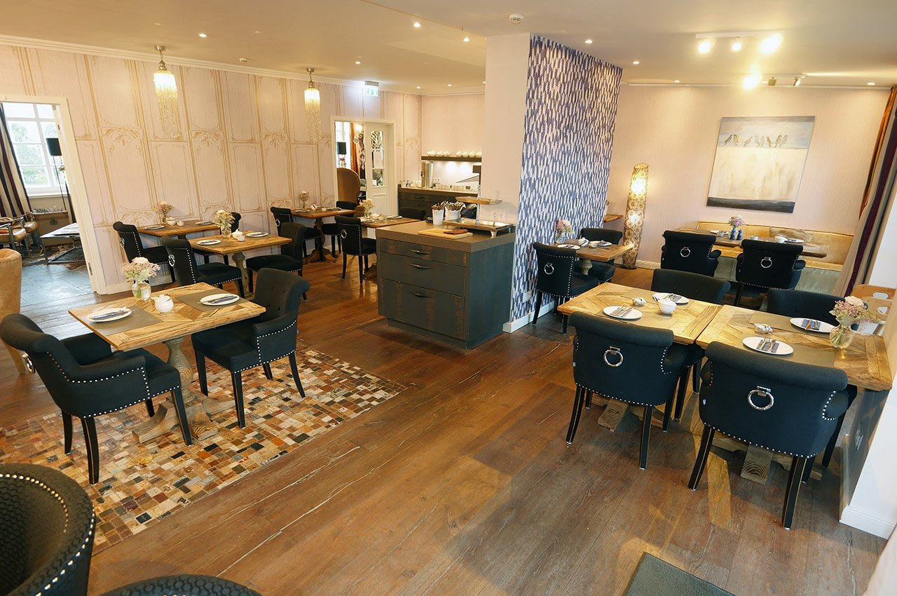 Hotel Hof Galerie, breakfast room & courtyard terrace