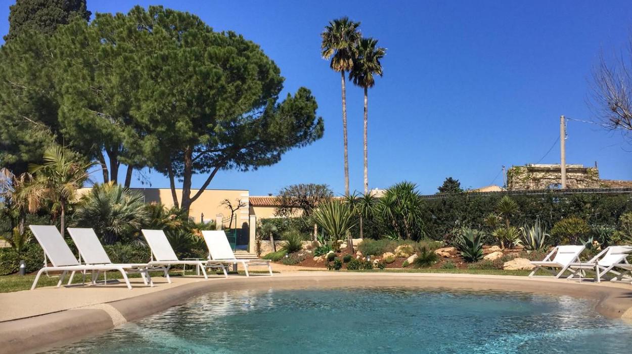 Donna Coraly Country Boutique Hotel, the pool