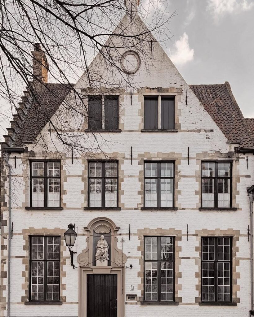Hotel Van Cleef, backstory
