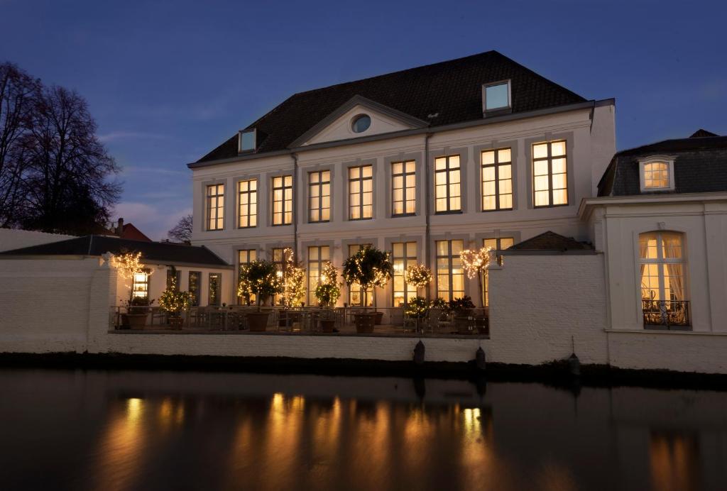 Hotel Van Cleef, backstory