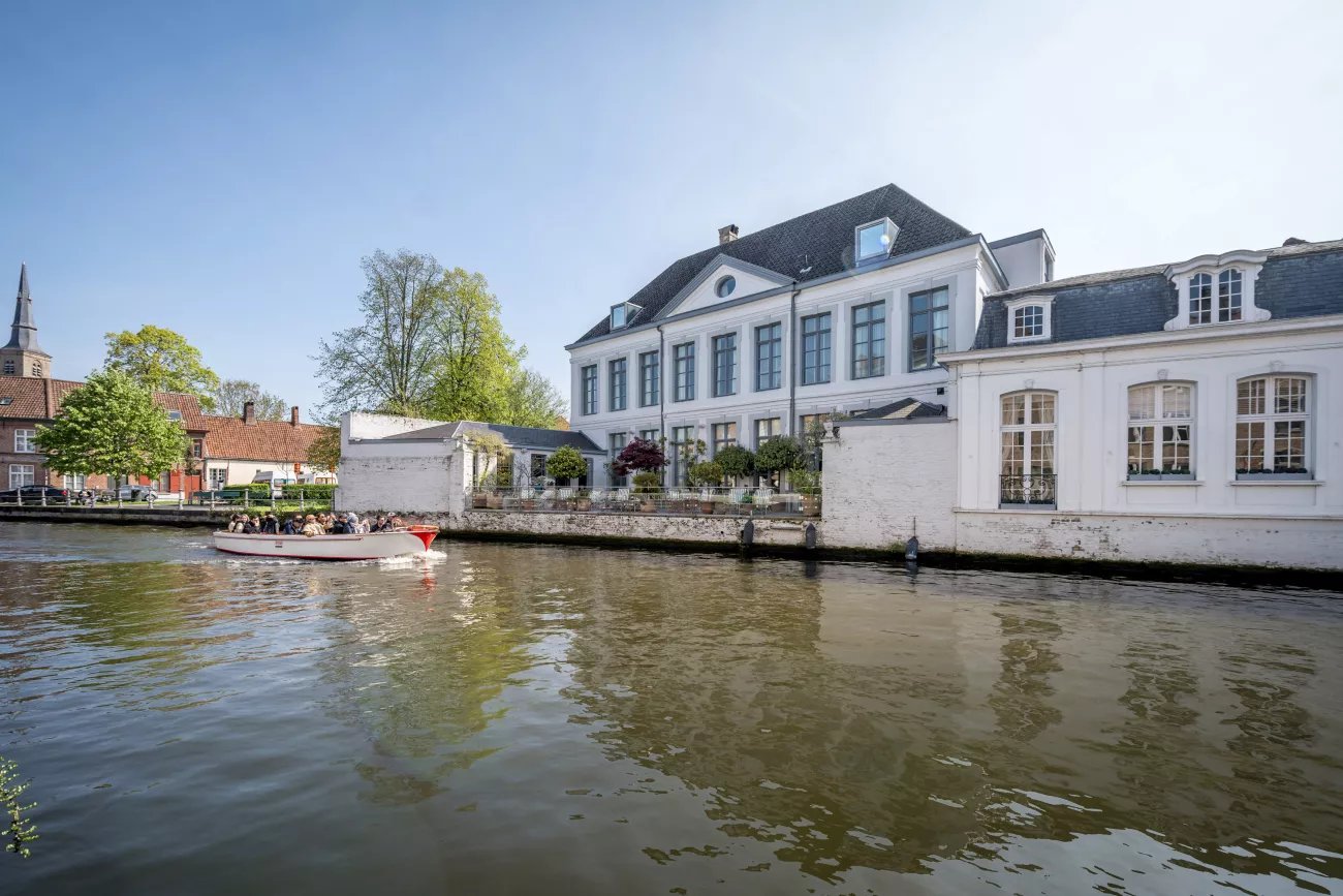 Hotel Van Cleef, backstory