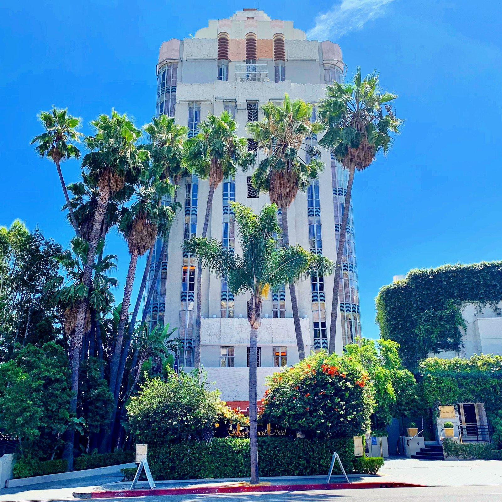 Sunset Tower Hotel — backstory