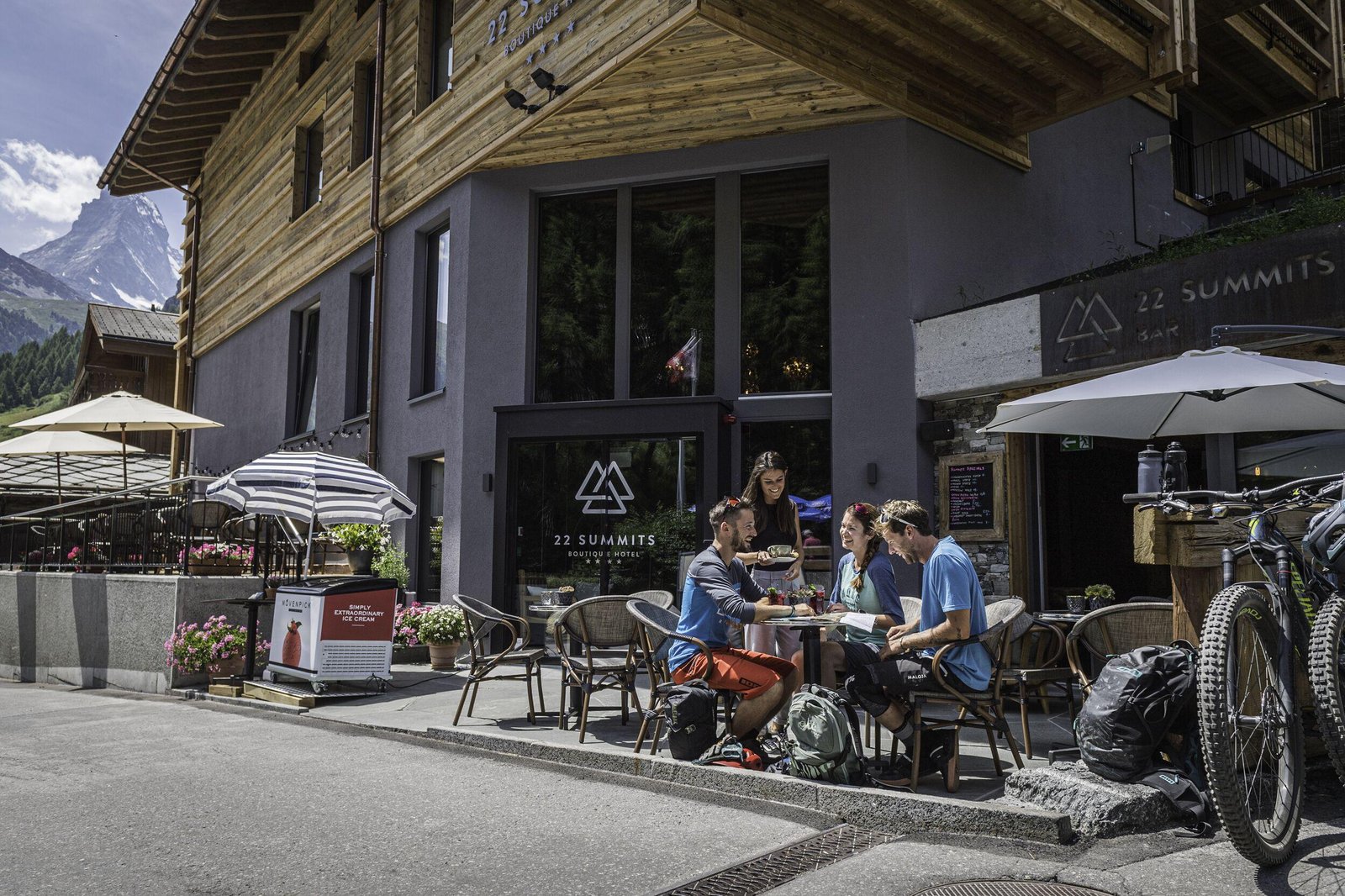 22 Summits Boutique Hotel, eat & drink