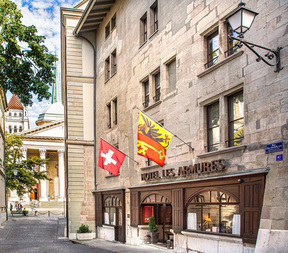 Hôtel Les Armures, backstory