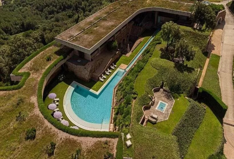 Hotel Esperit Roca, backstory