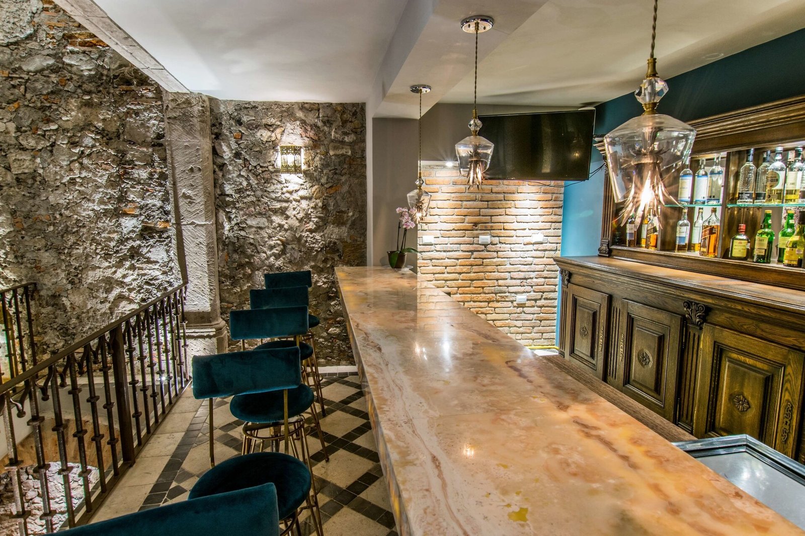 Casa 1810, eat & drink