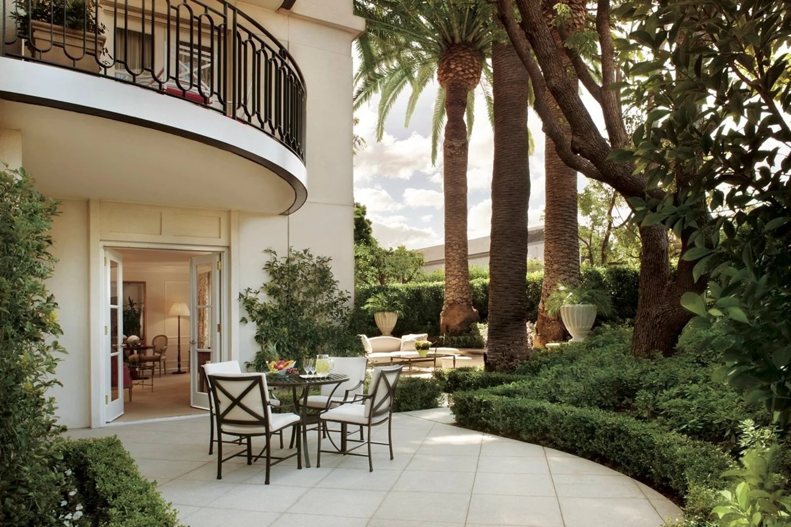 The Peninsula Beverly Hills — vibe