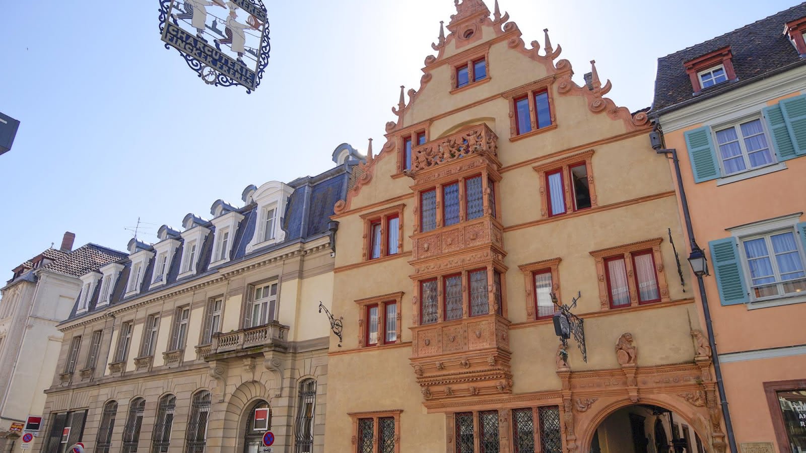 La Maison des Têtes, backstory