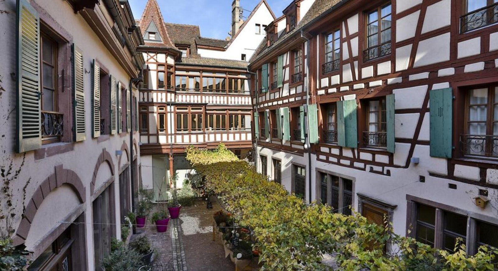 La Maison des Têtes, vibe
