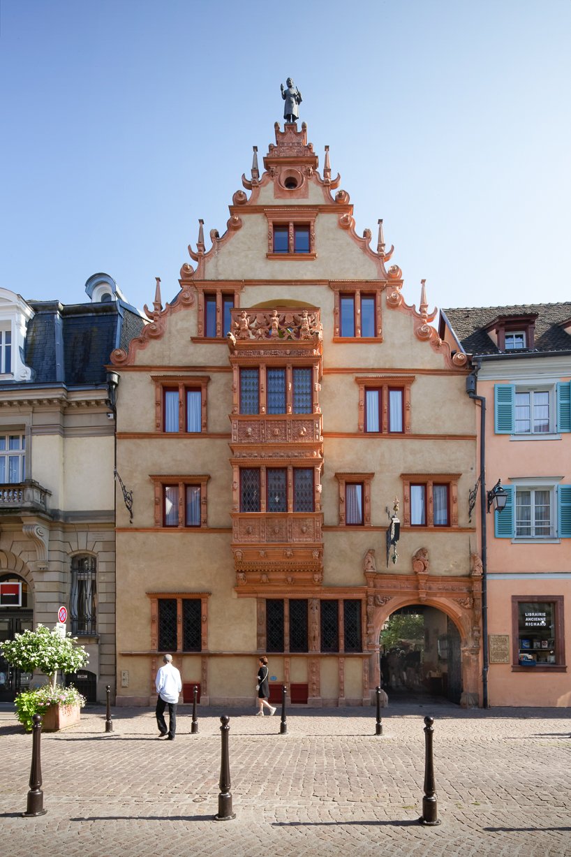 La Maison des Têtes, backstory