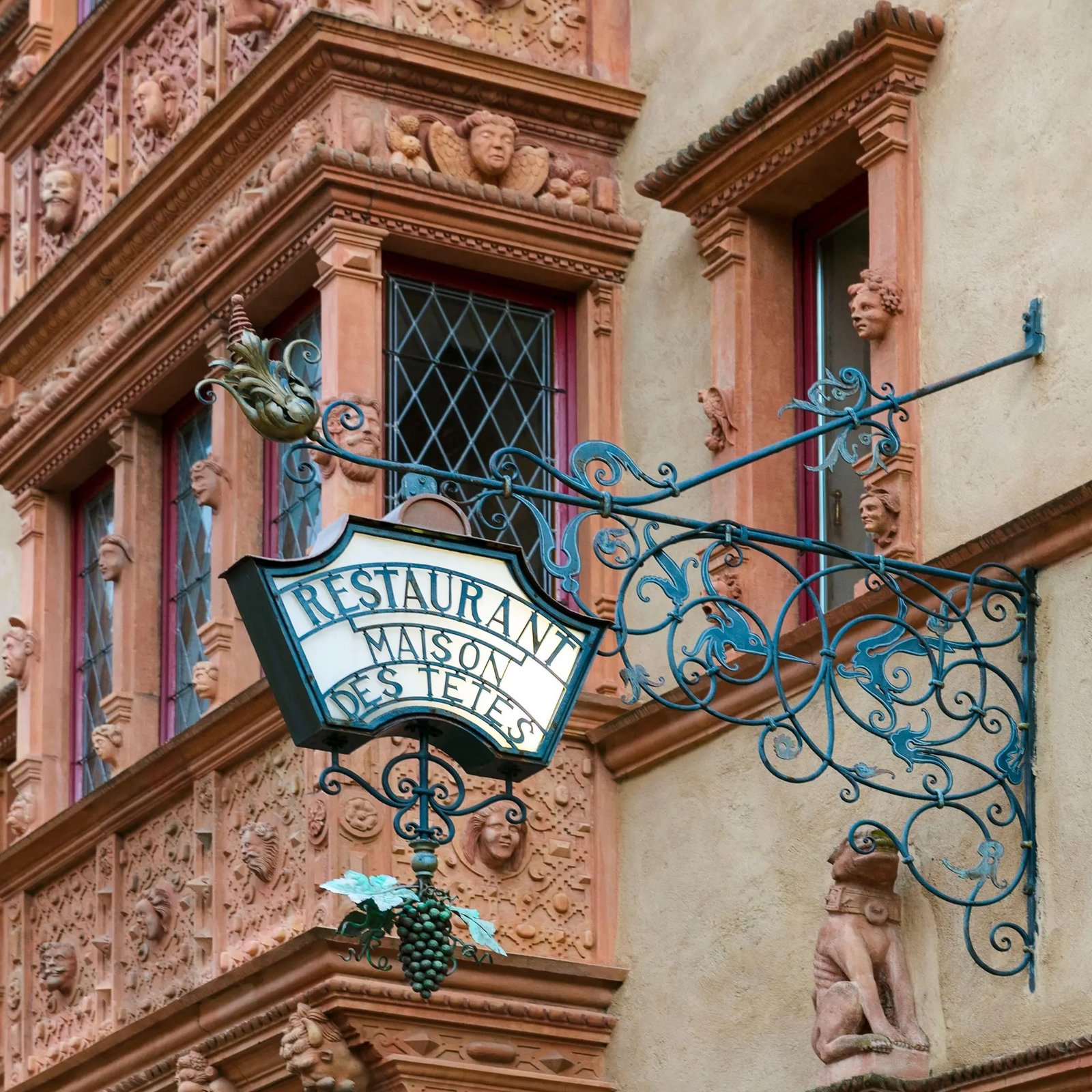 La Maison des Têtes, backstory