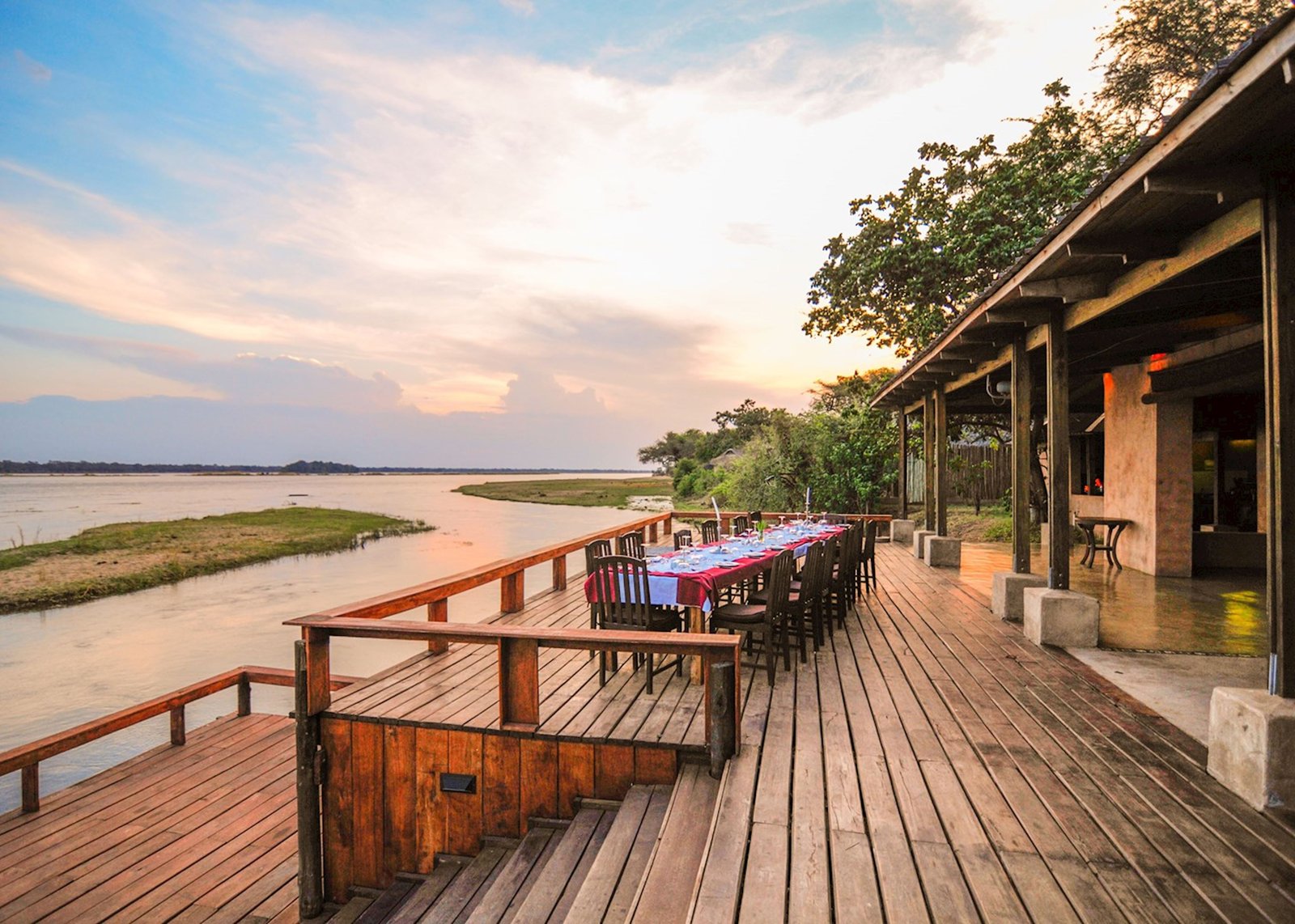 Royal Zambezi Lodge, eat & drink