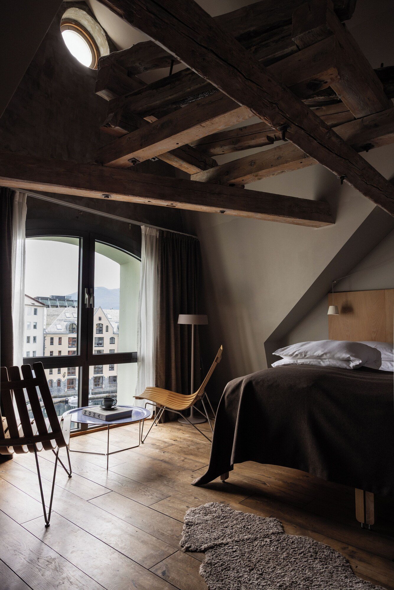 Brosundet, rooms