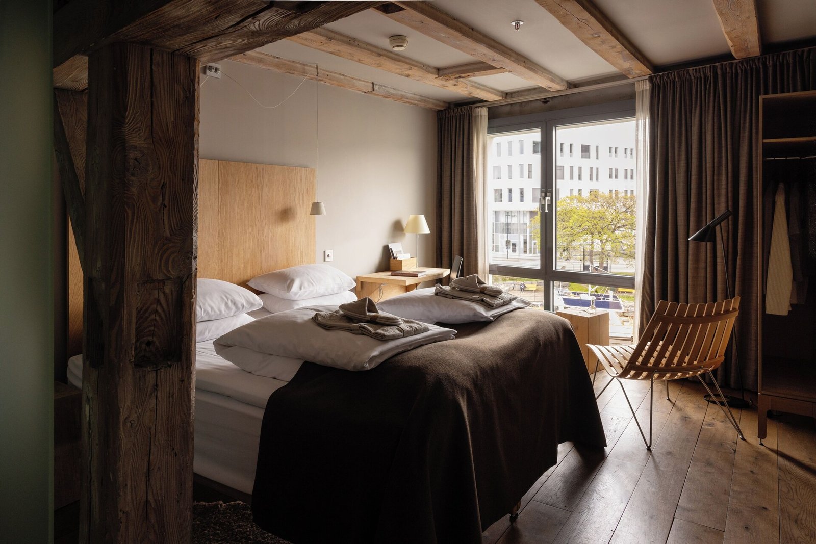 Brosundet, rooms