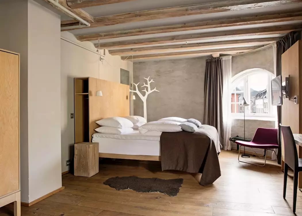 Brosundet, rooms