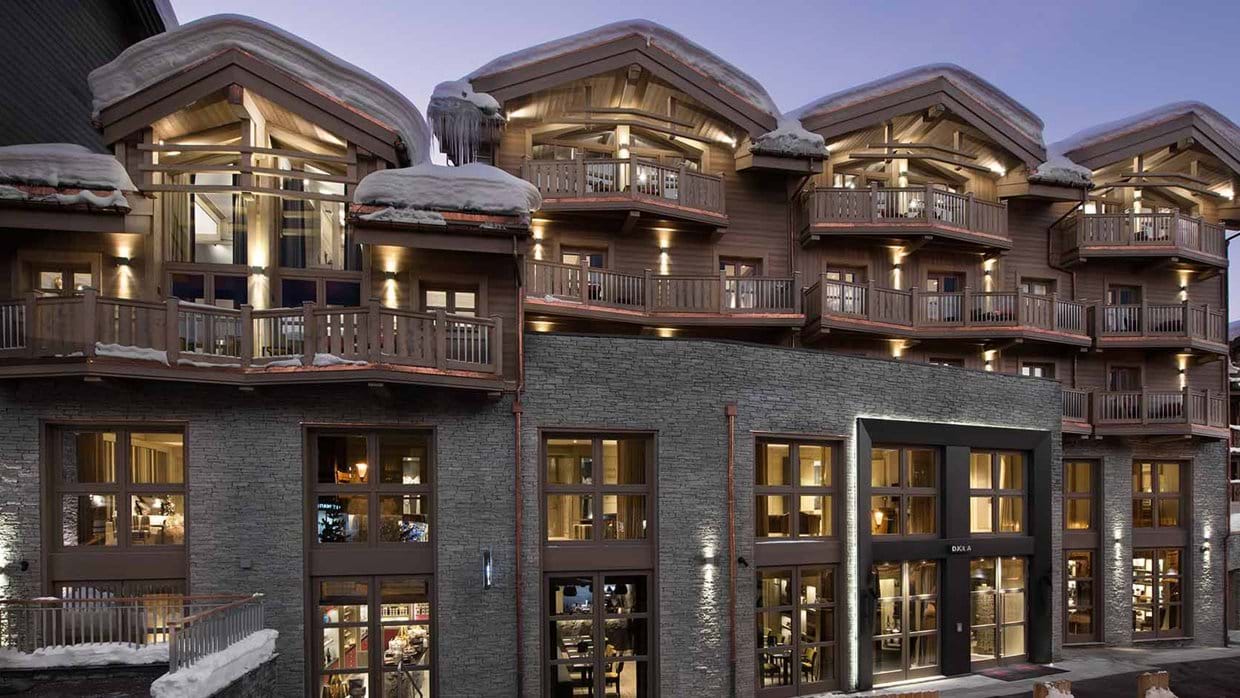 Hotel Le K2 Djola, backstory