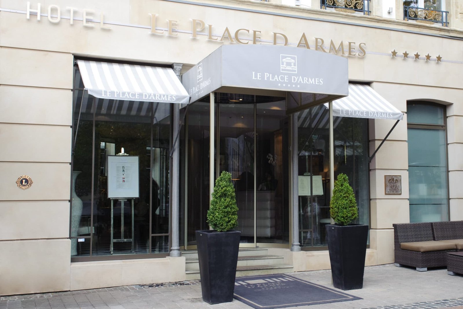 Hotel Le Place d'Armes, backstory