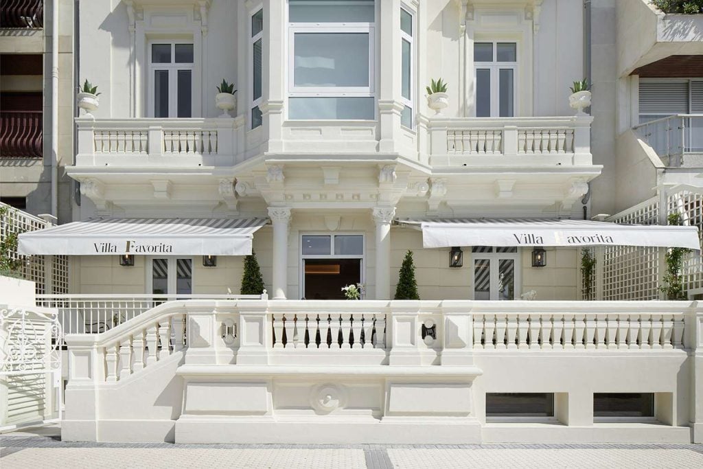 Hotel Villa Favorita, backstory
