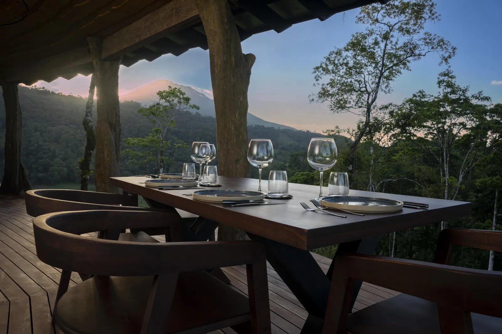 Origins Luxury Lodge (Astral), eat & drink