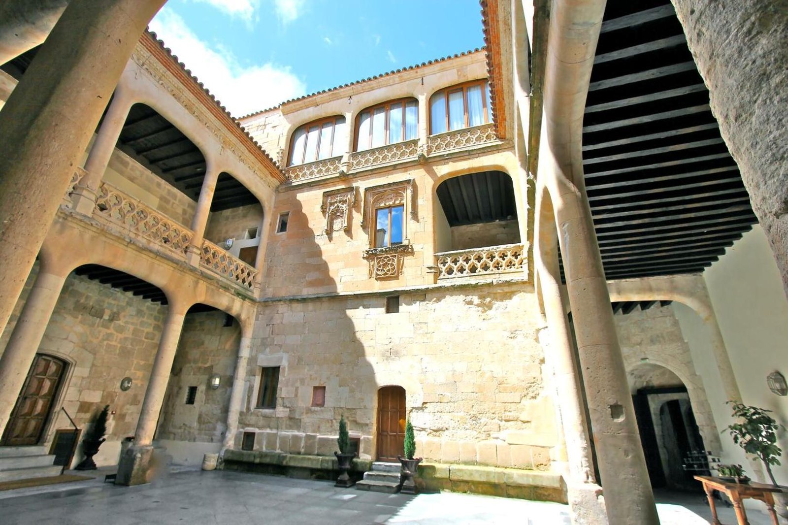 Castillo del Buen Amor, vibe