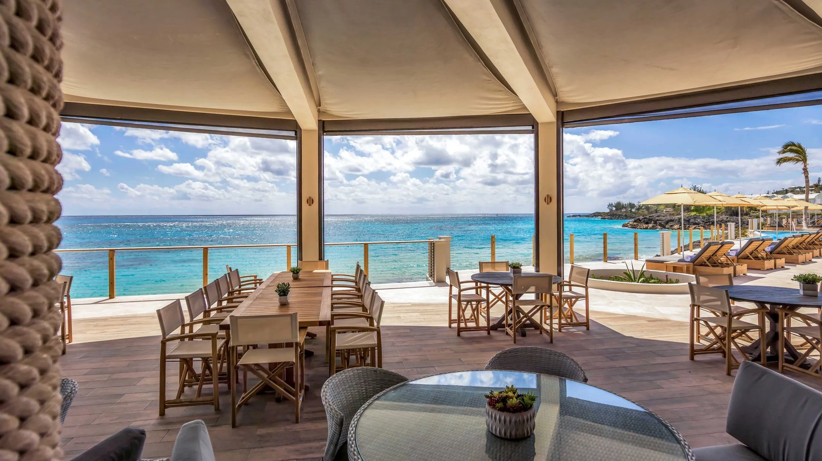The Loren at Pink Beach, eat & drink