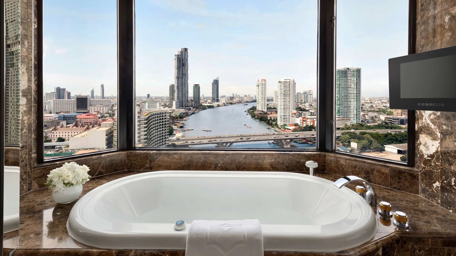 Shangri-La Bangkok Hotel — rooms