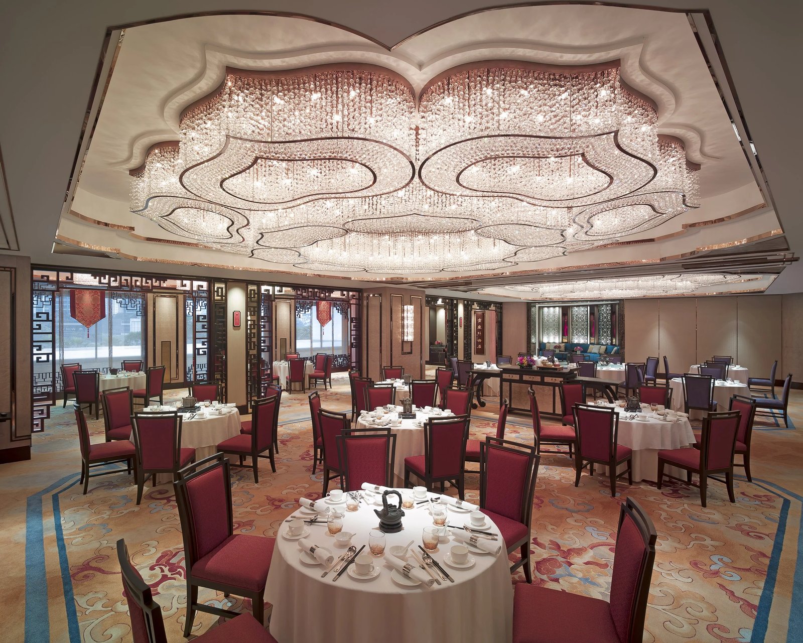 Shangri-La Bangkok Hotel, at the table