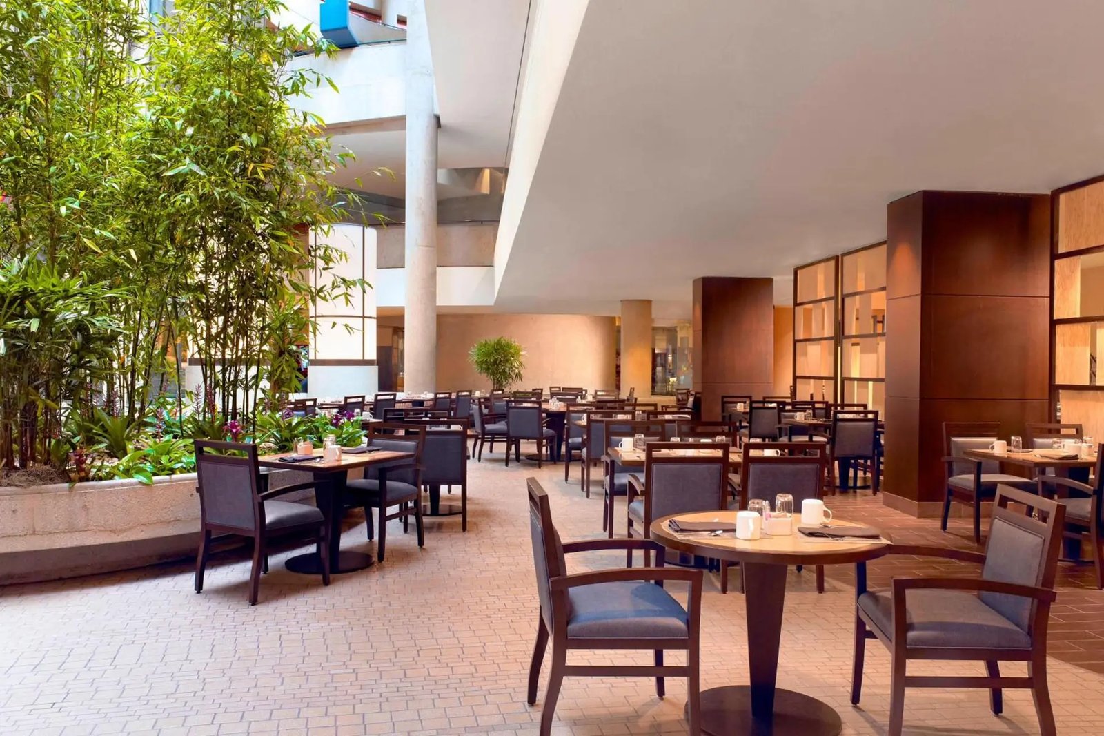 Westin Bonaventure Hotel & Suites, lakeview bistro