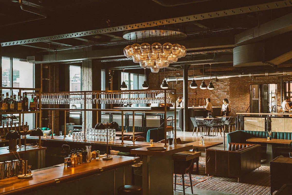 Crossroads Hotel, eat & drink