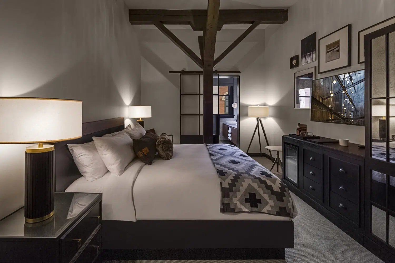 Crossroads Hotel, rooms