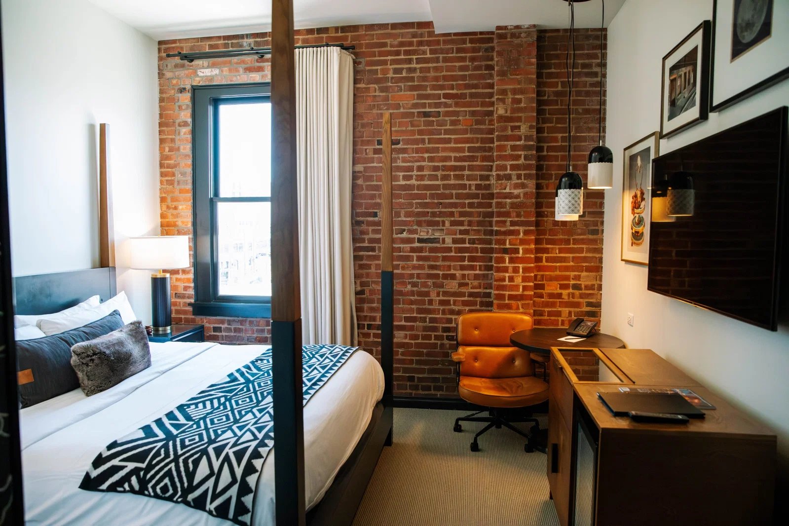 Crossroads Hotel, rooms
