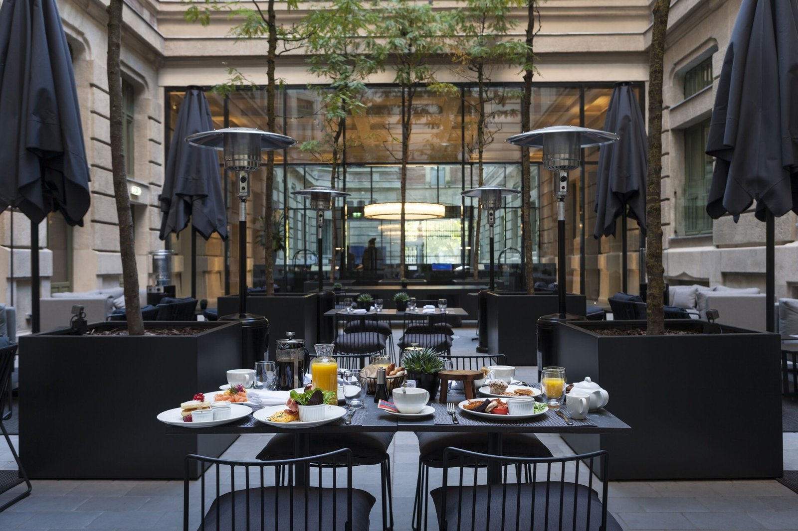 Kozmo Hotel Suites & Spa, eat & drink