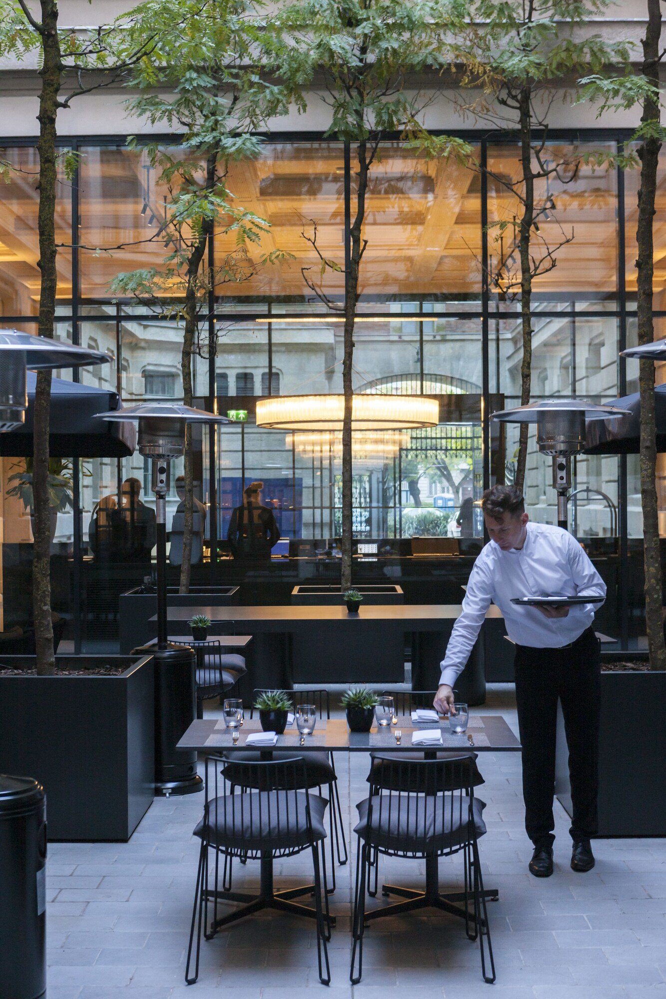 Kozmo Hotel Suites & Spa, eat & drink