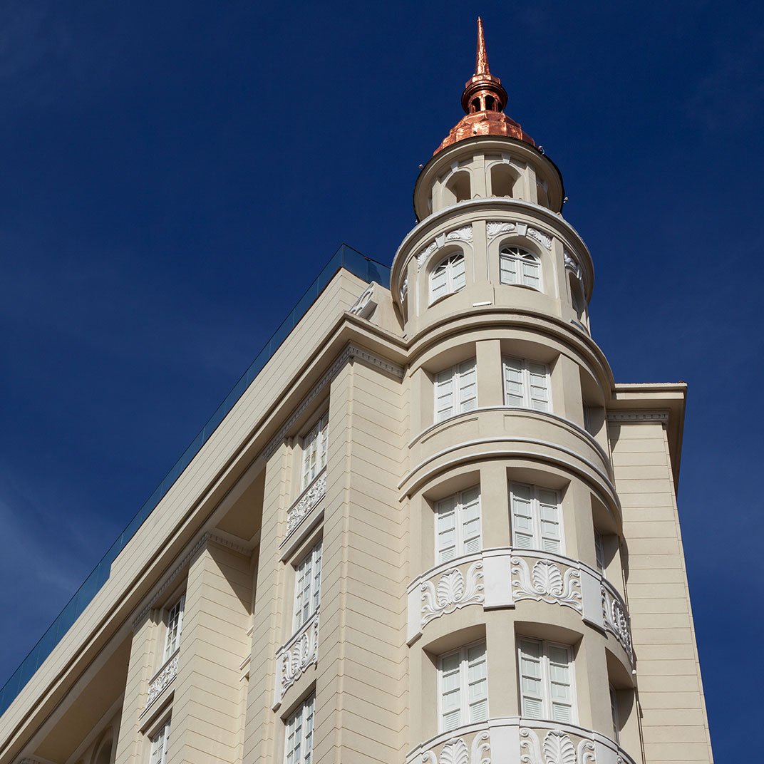 Fera Palace Hotel, backstory