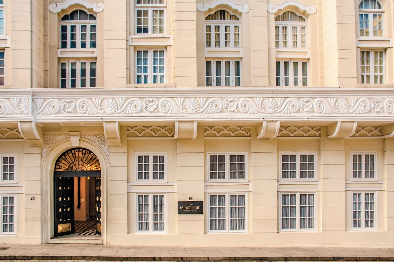 Fera Palace Hotel, backstory